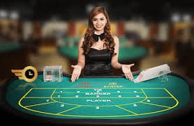 Myanmar player ဖုန်းဖြင့် live casino ကစားနေသောမြင်ကွင်း